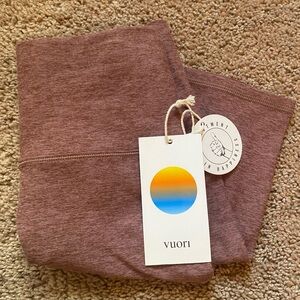 Vuori Women’s clean elevation shorty shorts in Heathered Brown